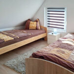 Walnuss Schlafzimmer Süd Blick zum Fenster